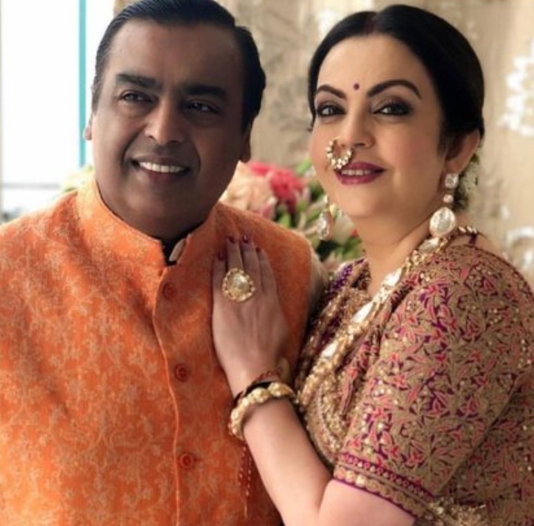 55 की उम्र में 30 की नज़र आती हैं मुकेश अंबानी की पत्नी नीता अंबानी, जानिए  कौन है इनका मेकअप आर्टिस्ट? - NamanBharat
