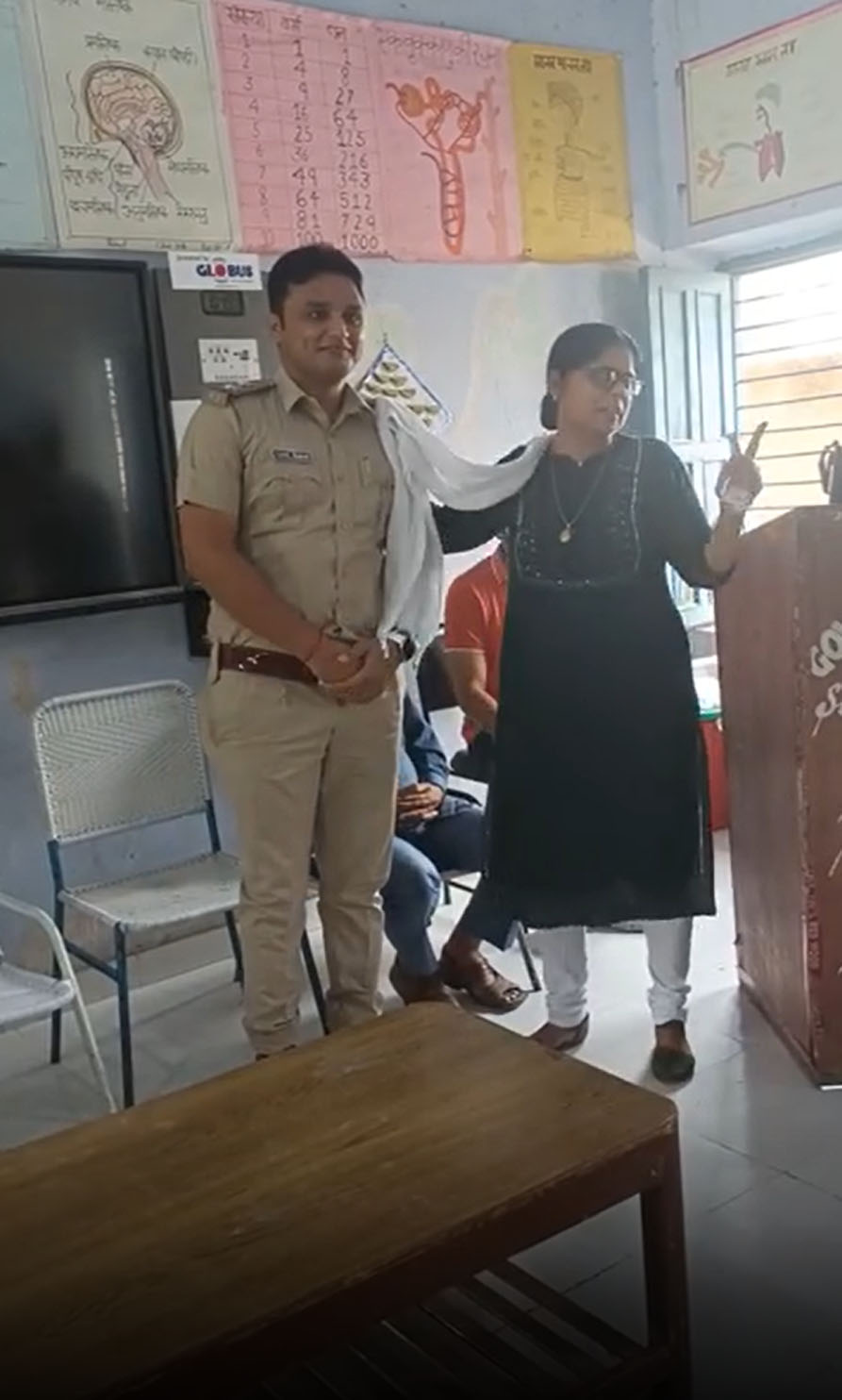 Video: जब पुलिस अधिकारी बनकर शख्स पहुंचा अपने स्कूल, छुए टीचर के पैर तो  खुशी से दिया इतने रुपए का इनाम - NamanBharat