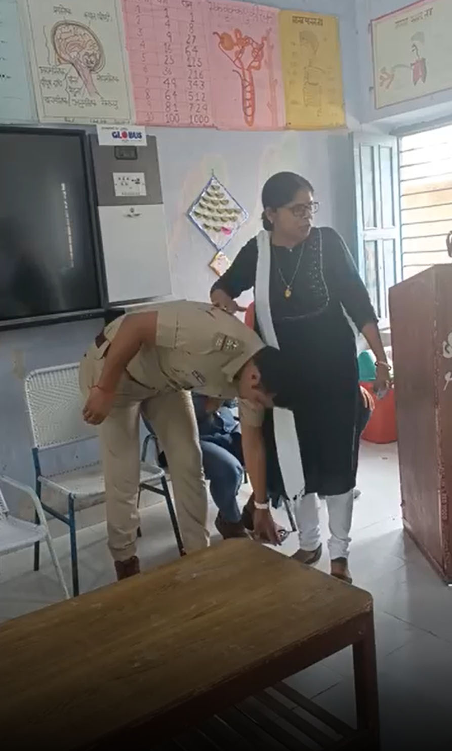 Video: जब पुलिस अधिकारी बनकर शख्स पहुंचा अपने स्कूल, छुए टीचर के पैर तो  खुशी से दिया इतने रुपए का इनाम - NamanBharat