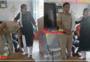 Video: जब पुलिस अधिकारी बनकर शख्स पहुंचा अपने स्कूल, छुए टीचर के पैर तो खुशी से दिया इतने रुपए का इनाम