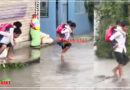 बारिश से भर गया था पानी, भाई ने छोटी बहन को पीठ पर बैठाकर पार करवाई सड़क, दिल छू लेगा ये Video