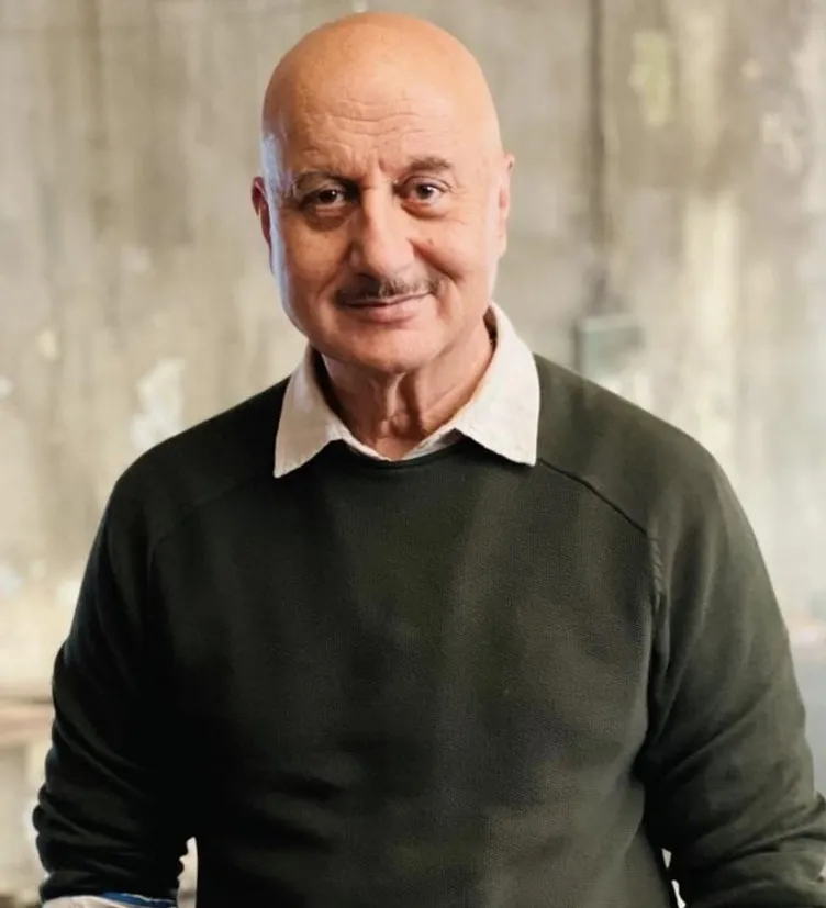अनुपम खेर ने अपने माता-पिता की शेयर की ये पुरानी तस्वीर, बोले- एक पेग लगाने  के बाद पिताजी... - NamanBharat