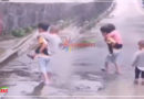 बड़े भाई होने का फर्ज निभाता दिखा बच्चा, पानी से बचाने के लिए छोटे भाई-बहन को पीठ पर उठाया, दिल छू लेगा ये Video