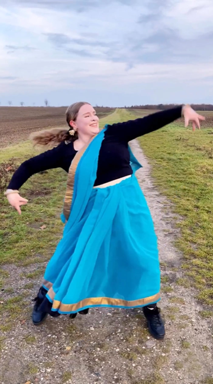 जर्मनी महिला ने 'चूड़ी जो खनकी हाथ में' गाने पर किया जबरदस्त डांस, सोशल मीडिया पर वायरल हुआ Video - German woman did a tremendous dance on the song 'Chudi Jo Khanki Haath Mein', video went viral on social media 