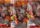 भगवान की भक्ति में लीन, भक्तों के साथ भजन करता नजर आया बंदर, Video हो गया वायरल, आप भी देखें