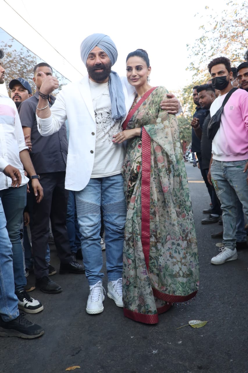 Queenie  on Twitter PCC specially did photo shoot for her fans to post  on instaPoora din studio mai camera light ke samne pose karne ke baad post  kiye huye pics itni