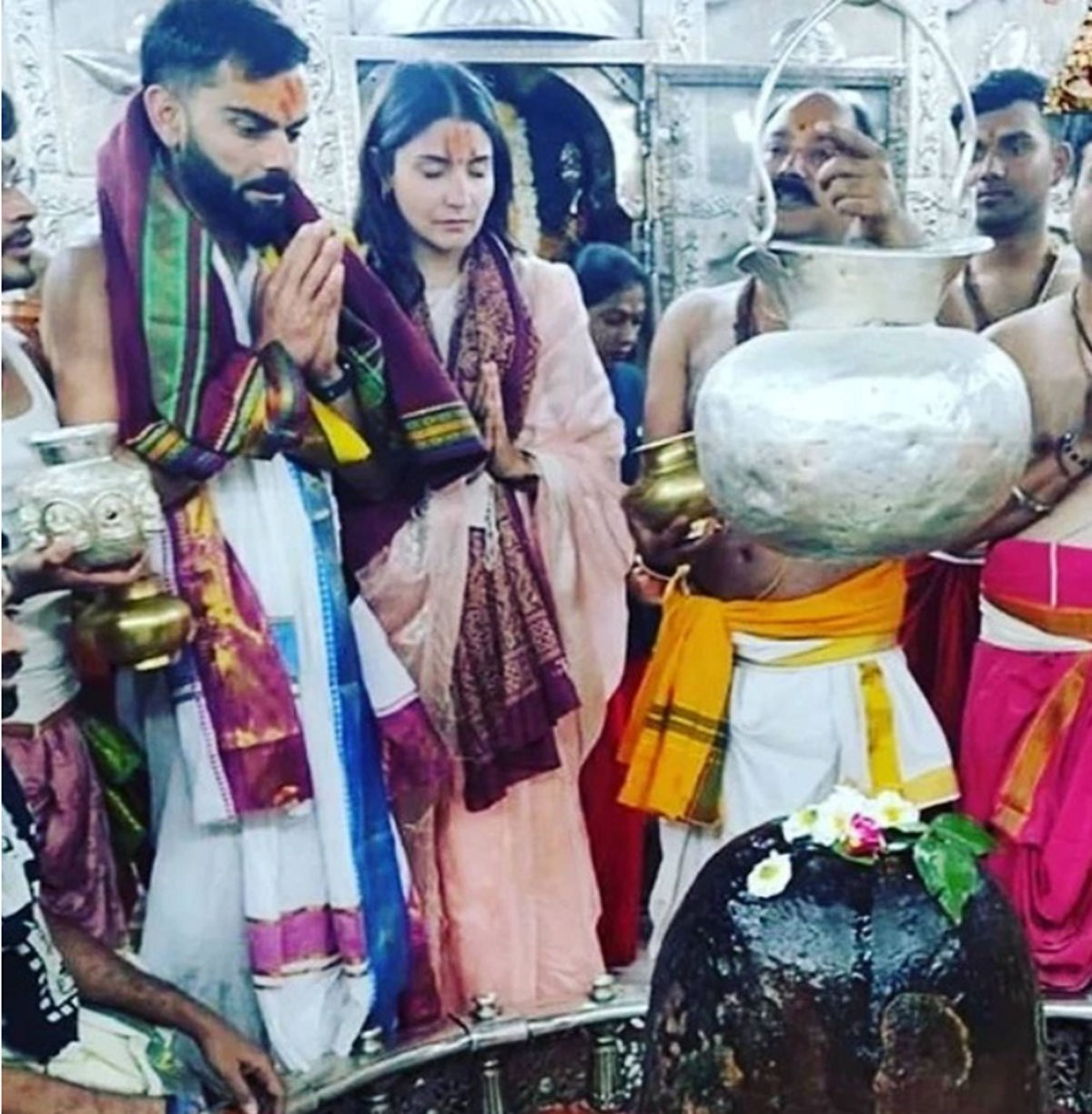 अनुष्का संग महाकाल के दर्शन करने पहुंचे विराट कोहली, गुलाबी साड़ी में एक्ट्रेस की सादगी ने जीता फैंस का दिल - NamanBharat